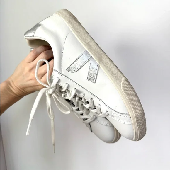 Veja Esplar Logo Leather model in White and Silver - Picture 9 of 12